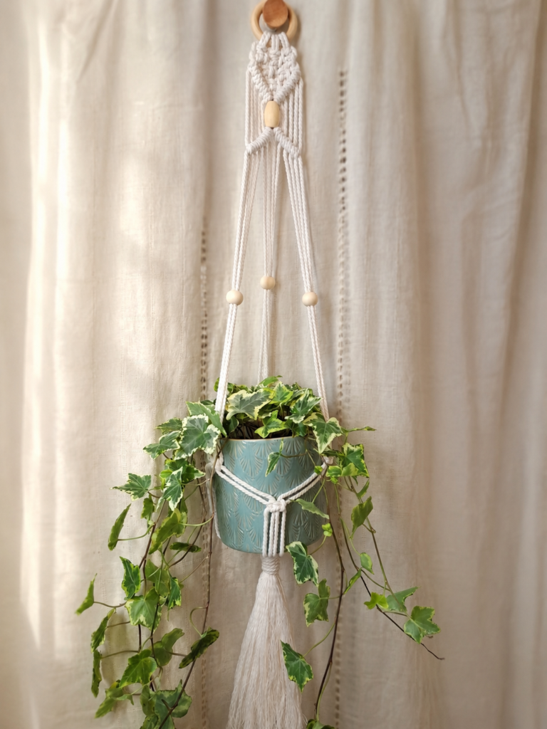 Colgador de plantas con cuentas de madera